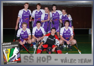 Equipe de floorball en maillots SPORTAMO